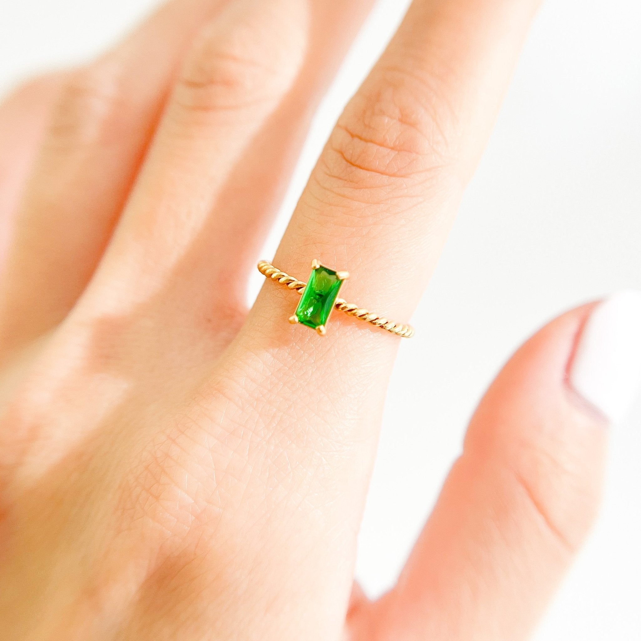 Twisted Rectangle Gem Gold Ring
